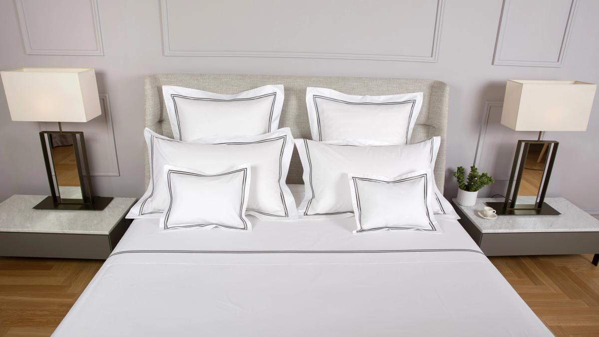 4 pezzi Set biancheria da letto in aro nero, include 1 lenzuolo con angoli, 1 lenzuolo piano e 2 federe (senza ibottitura). Set di lenzuola di lusso, disponibile nelle taglie: Super King 4 pezzi Set biancheria da letto in aro nero, include 1 lenzuolo con angoli, 1 lenzuolo piano e 2 federe (senza ibottitura). Set di lenzuola di lusso, disponibile nelle taglie: Super King